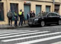 на улице Декабристов год назад разглядывали люксовый Aurus Senat