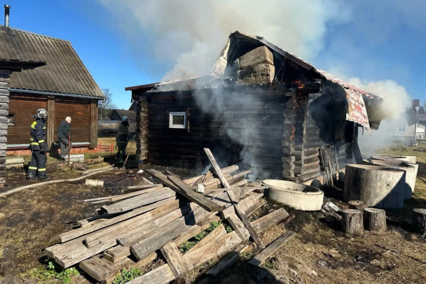 Сильный пожар разгорелся в деревянном доме под Лугой