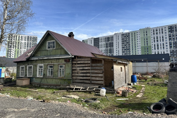 Как-нибудь перекантуются. Под Петербургом высотки переехали домик с кошками