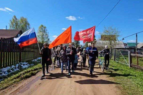 Бессмертный полк в деревне из трёх дворов. Здесь выходили даже в ковид
