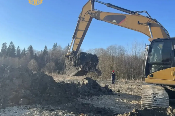 На земле птицефабрики под Кипенью незаконно закопали 2000 тонн рыбы