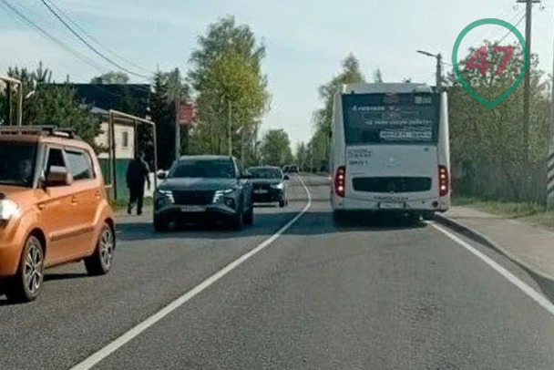 У Романовки - утренняя пробка. Два автобуса задели друг друга