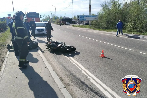На перекрестке в Свердлова тесно было мотоциклу и Ладе, байкер в больнице