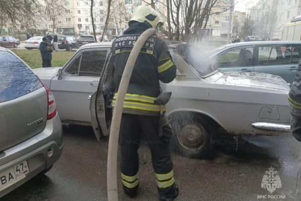 На парковке в Буграх сгоревший Форд поджарил Киа на 2,5 млн рублей. Виноват владелец