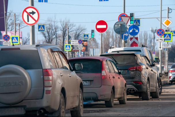 В пробке у Агалатово водители спорили, кто проедет первым. Газом залиты трое, в том числе ребенок