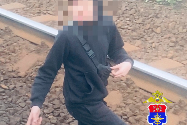 На хвост электрички в Гатчину сели 11 и 13-летний. Рассказываем, кто их встретил и где