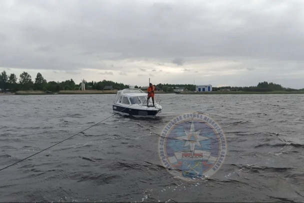 Катер с детьми вытащили с мели в Ладожском озере