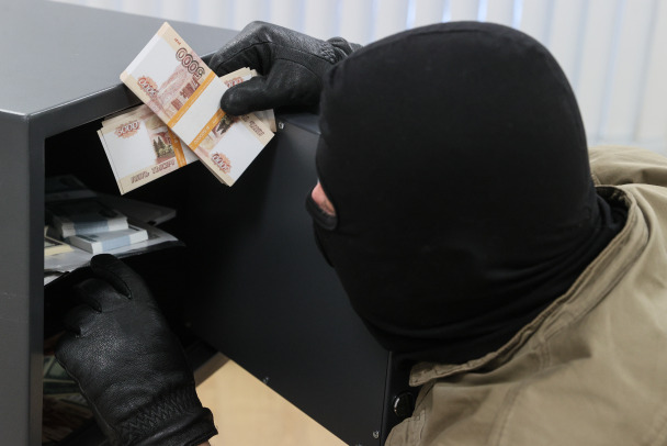 Житель Мурино вынес из квартиры в Петербурге сейф с украшениями и наличными почти на миллион рублей