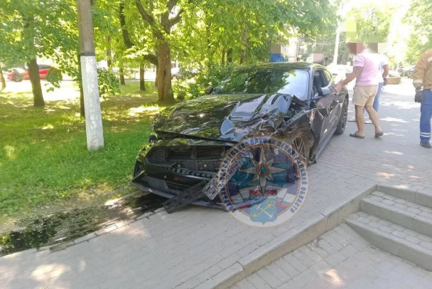 В Приозерске разбились Nissan и Mustang. Последним рулил депутат
