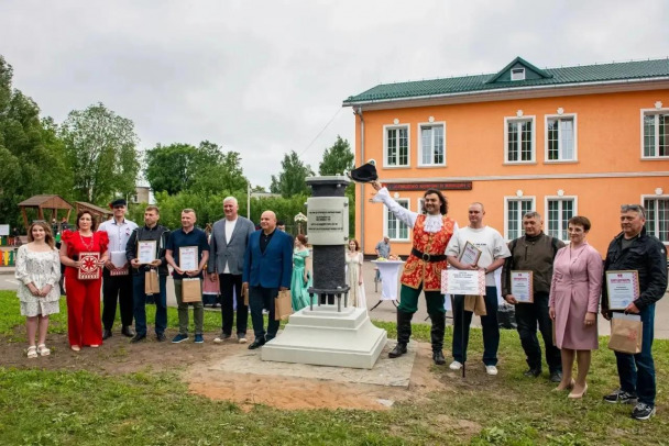 В деревне Низино открыли памятник Петергофскому фонтанному водоводу