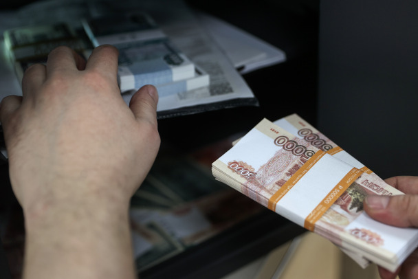 Юный взломщик в Петербурге вскрыл сейф и вынес 2,4 млн рублей золотом и валютой