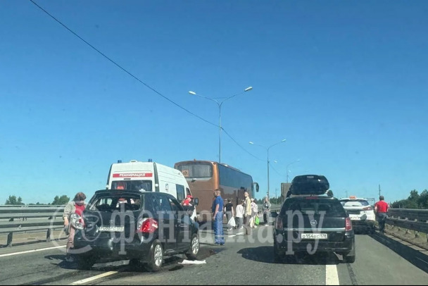 Автобус с 40 детьми попал в аварию на Новоприозерском шоссе. Он ехал в лагерь