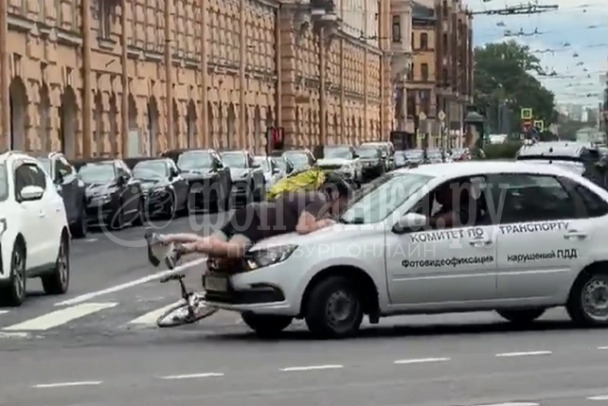В Петербурге водителю спецтранспорта грозит арест или лишение прав за велосипедиста на капоте