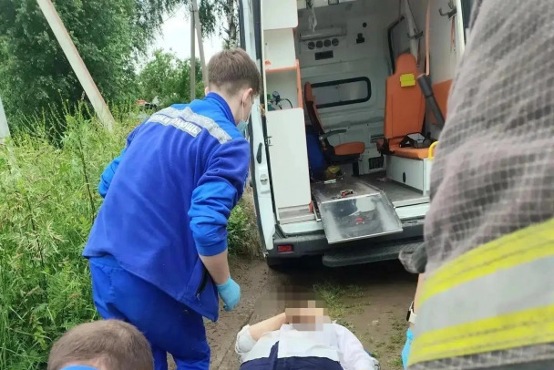 Пенсионерка провалилась в заброшенный погреб в Коммунаре