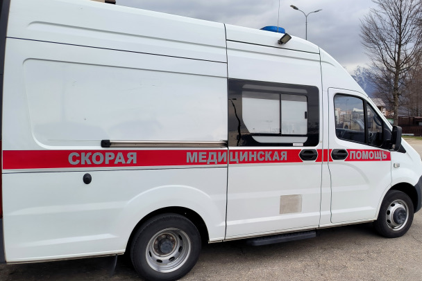 Пенсионерку с ожогами рук увезли от горевшего дома в Ушаках