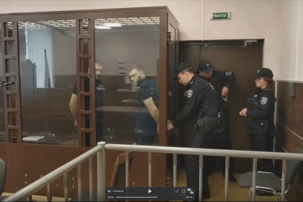 70 бриллиантов - государству, двое в колонию, один условно. В Петербурге осудили участников грязной сделки на 6 млн