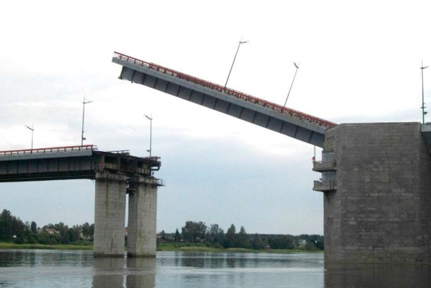 Посреди дня. Разводка Ладожского моста остановит движение по Коле