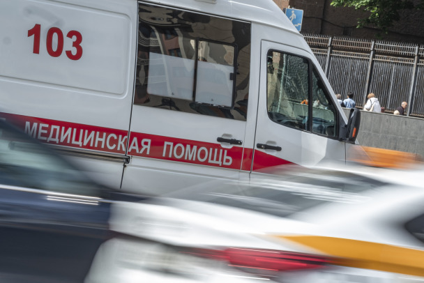 Шла одна. Семилетнюю девочку на дороге под Кировском сбил автомобиль