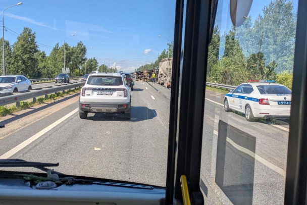 На Коле у Разметелево пробка на два километра из-за ДТП с Газелью