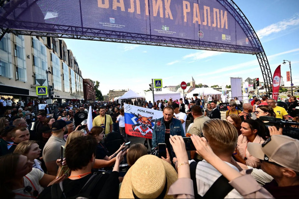 Роуд-капитан Дрозденко довёл мотоциклетный караван до финской границы