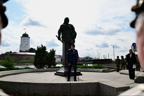 День ВМФ в Ленобласти отметили возложением цветов к памятнику адмиралу Апраксину в Выборге