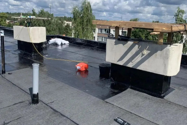 В Ленинградской области обновят 135 крыш многоквартирных домов