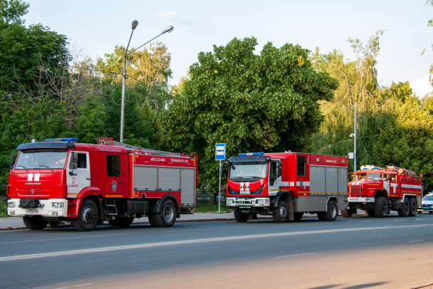 В Саперном тушат квартиру в пятиэтажке, спасли мужчину