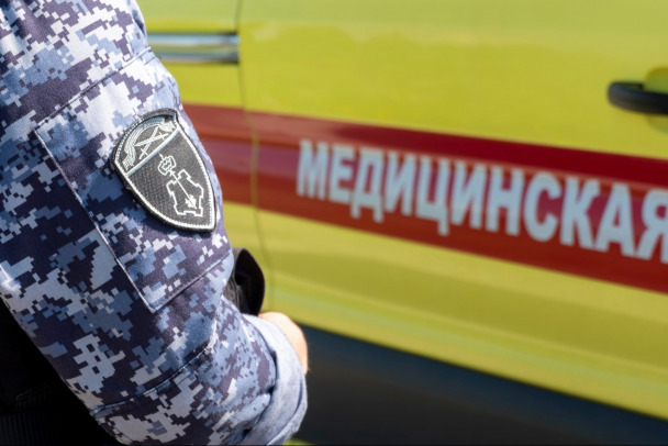 Девушка воткнула ножницы в ягодицу парня-добряка в центре Петербурга