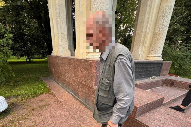 Сбрасывающего в воду оружие пенсионера заметили в парке Петербурга