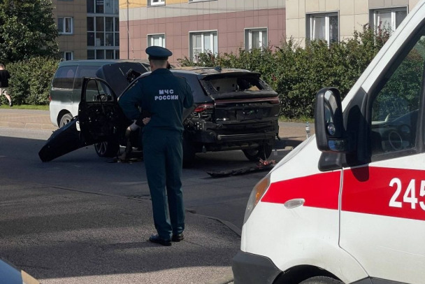 СМИ сообщают о взрыве автомобиля в Петербурге