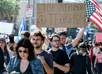 протестующие в Лос-Анджелесе против миграционной политики властей США