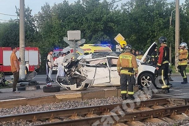 В Петербурге легковушка выехала на железнодорожные пути и попала под поезд