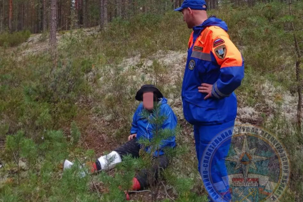 Из леса под Приозерском эвакуировали женщину с больной ногой