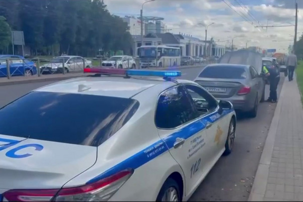Автора опасных маневров на иномарке по Невскому проспекту нашли через интернет