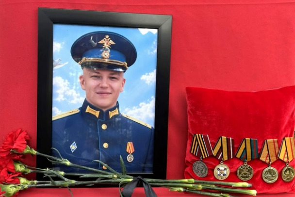 За храбрость, за доблесть, за мужество. На кладбище Тихвина отсалютовали 25-летнему, гордившемуся воинской службой