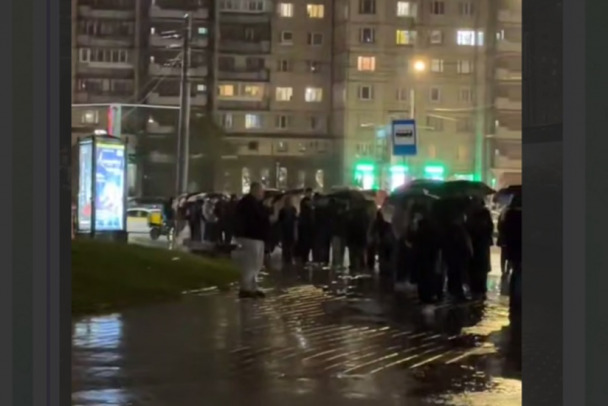 Жители Янино встали в очередь на автобусы у Проспекта Большевиков. И лил дождь, как из ведра