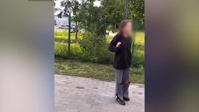 «Ребята, одумайтесь». Полицейский в Петербурге сбил женщину ударом ноги в живот